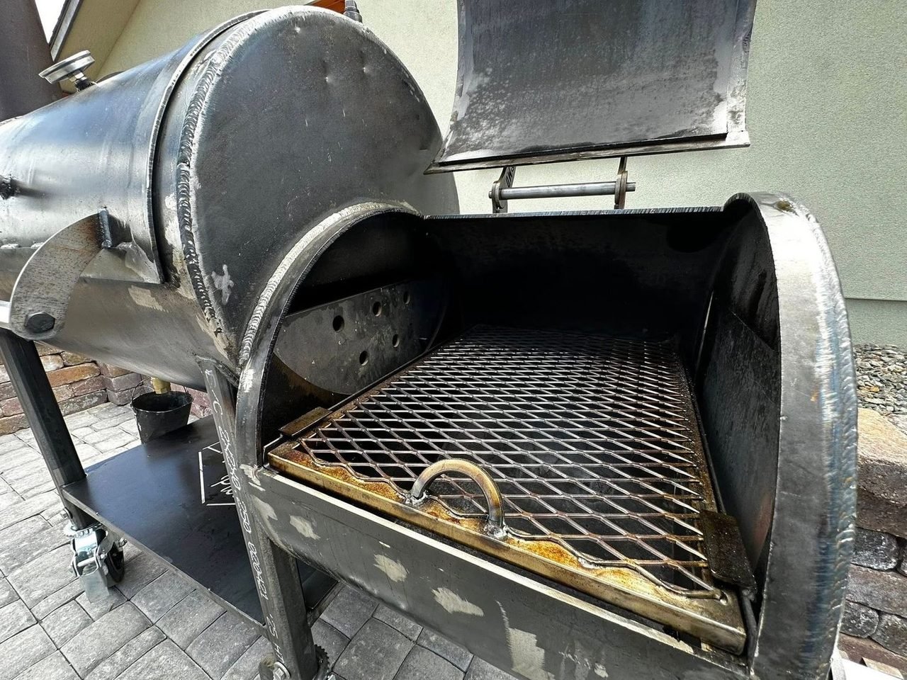 Firebox grill door for direct-fire cooking